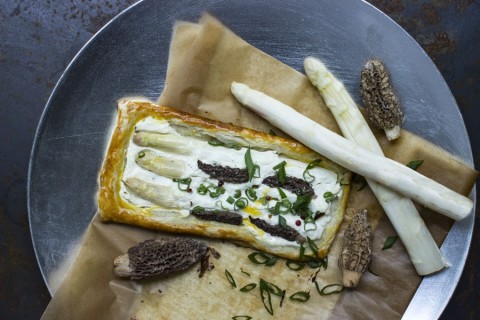 Feuilleté d'asperges d'Alsace aux morilles fraîches