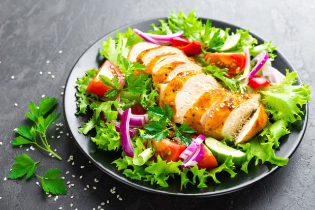 Salade de suprêmes de pintade grillés au gros sel