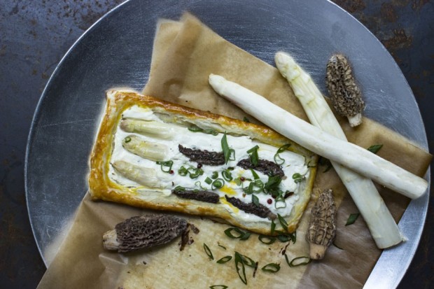 Feuilleté d'asperges d'Alsace aux morilles fraîches