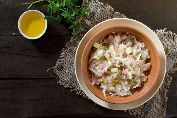 Salade de choucroute crue aux cervelas rôtis