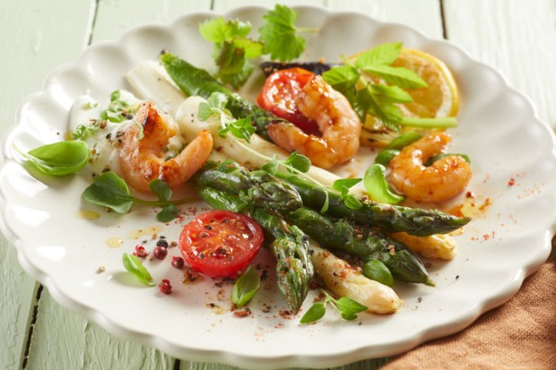 Gondole de gambas aux asperges vertes, caramel balsamique et nectar de gambas