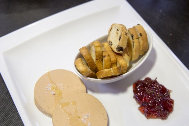 Foie gras de canard aux raisins et chutney de quetches